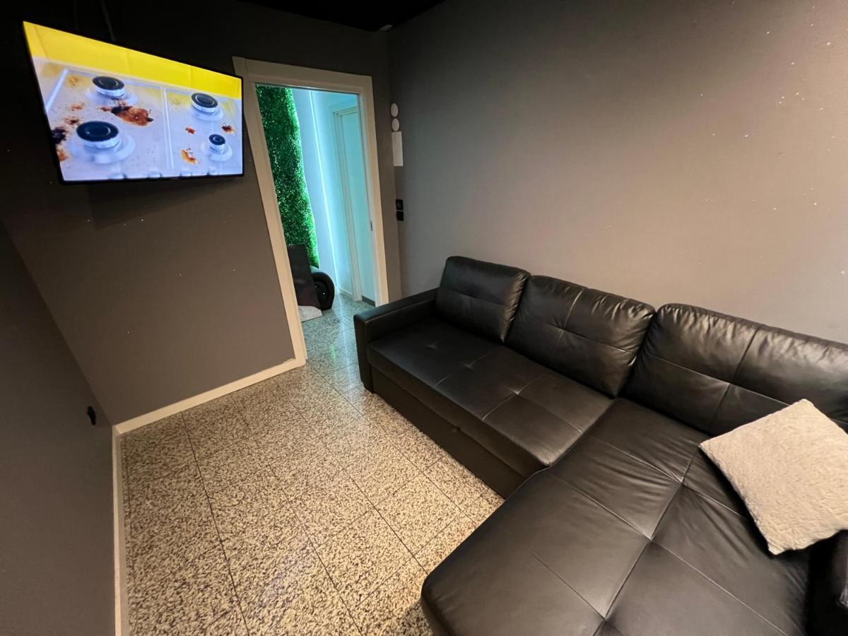 Modern Room With Indoor Shower Near The River - Quarto Moderno Com Duche Interior Proximo Da Ribeira บีลาโนวาเดกายา ภายนอก รูปภาพ